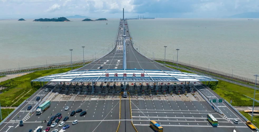 港珠澳大桥口岸开通后，成为中港车牌通行的重要新选择