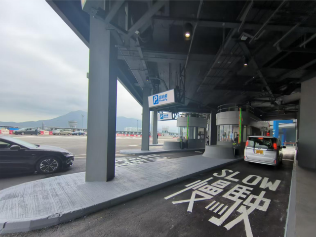 车辆在综合检查亭进行资料检查。摄/伍超贤