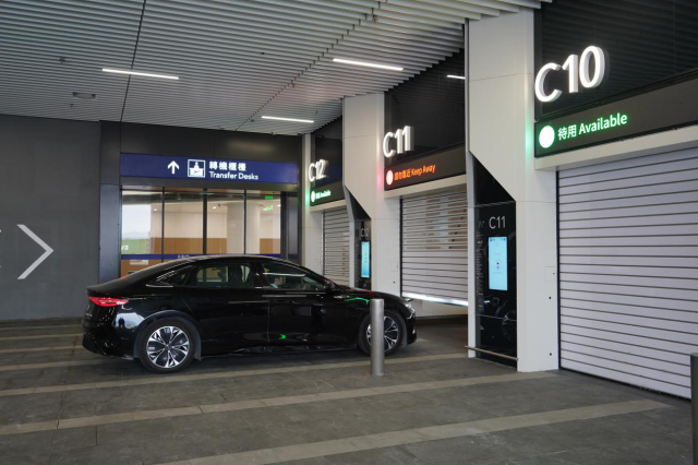 车辆开进存车处。摄/伍超贤